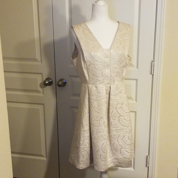 COVINGTON V-NECK FLARE IVORY/CREAM DRESS - Picture 1 of 8